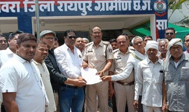 तिल्दा नेवरा : 6 वर्षीय बच्ची से हैवानियत के आरोपी के खिलाफ फूटा साहू समाज का गुस्सा, फांसी देने की मांग को लेकर दिया ज्ञापन
