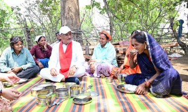 निर्माणाधीन पंचायत भवन के निरीक्षण के दौरान मुख्यमंत्री को श्रमिकों ने दिया भोजन का न्यौता : साथ बैठकर खाया बोरे बासी और आमा चटनी