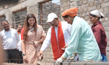 निर्माण स्थल पर मुख्यमंत्री का श्रमदान : श्रमिक बहनों के साथ की ईंट जोड़ाई