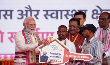 प्रधानमंत्री  नरेंद्र मोदी ने स्वयं अपने हाथों से कृष्णा को प्रधानमंत्री जनमन योजना एवं पीएम आवास योजना (ग्रामीण) के तहत निर्मित पक्के घर की चाबी सौंपी।