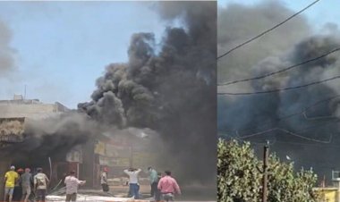 प्लास्टिक पाइप गोदाम में लगी भीषण आग, काले धुएं से ढका आसमान