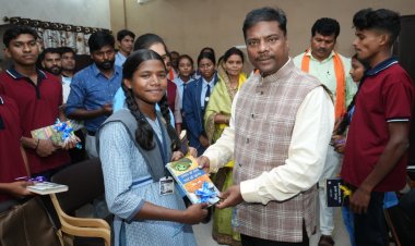 नारायणपुर के मेधावी छात्र सम्मानित- वन मंत्री  केदार कश्यप ने खिलाई मिठाई