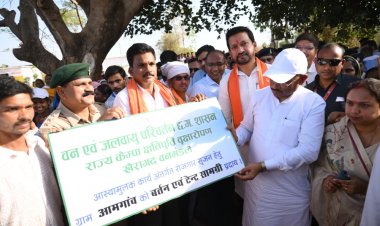 मुख्यमंत्री  विष्णु देव साय ने समाज प्रमुख को सौंपा टेंट एवं बर्तन सामग्री, ग्राम आमगांव में बढ़ेगा रोजगार