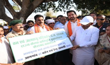 सुशासन तिहार : मुख्यमंत्री साय ने समाज प्रमुख को सौंपा टेंट एवं बर्तन सामग्री, ग्राम आमगांव में बढ़ेगा रोजगार