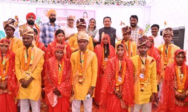 बसना विधायक डॉ. संपत अग्रवाल ने निभाया पिता का फर्ज: 57 बेटियों का कराया कन्यादान, नव-दम्पत्तियों को दिया आशीर्वाद