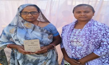 सुशासन तिहार बना भरोसे का आधार : दीमक से नष्ट हुई किसान किताब की मिली नई प्रति, नीतू के चेहरे पर लौटी मुस्कान