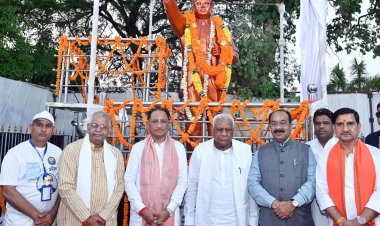 मुख्यमंत्री  विष्णु देव साय ने किया मुंगेली नगर के चौक-चौराहों में स्थापित प्रतिमाओं का अनावरण