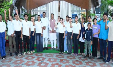 मुख्यमंत्री साय ने प्रावीण्य सूची के मेधावी विद्यार्थियों से की आत्मीय चर्चा