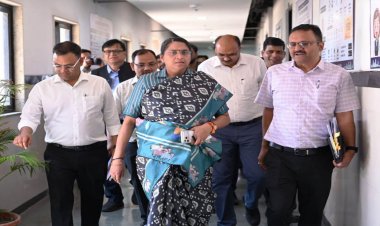 नगरीय प्रशासन विभाग की नई सचिव शंगीता आर. पहुंची इंद्रावती भवन, अधिकारियों से वन-टू-वन चर्चा कर योजनाओं की ली जानकारी