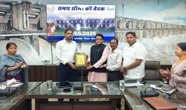 पंचायत एडवांसमेंट इंडेक्स में धमतरी की मंदरौद और खम्हरिया पंचायत का शानदार प्रदर्शन, सरपंच और सचिव सम्मानित