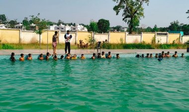 स्विमिंग प्रशिक्षण में खिलाड़ी ले रहे निःशुल्क प्रशिक्षण