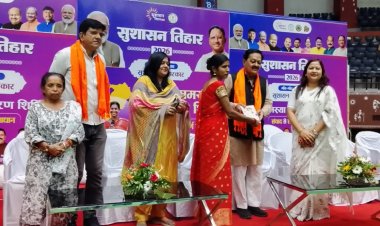 वार्ड पार्षदगणों की उपस्थिति में किया गया, अनेक वर्ष सेवा देकर सेवानिवृत्त आंगनबाड़ी सहायिका श्रीमती प्रमिला यादव को किया गया सम्मानित