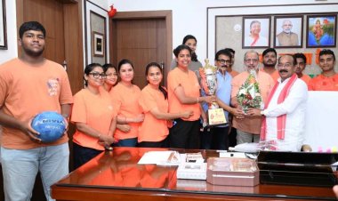 उप मुख्यमंत्री  अरुण साव से फेडरेशन कप मिक्स्ड नेटबॉल चैंपियनशिप में रजत पदक जीतने वाले खिलाड़ियों ने की मुलाकात