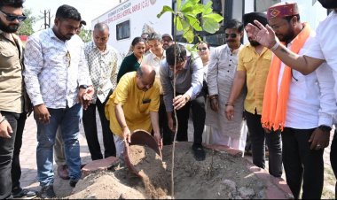 “सांसे हो रही है कम, आओ पेड़ लगाएं हम” का संदेश देते हुए लोगों से अधिक से अधिक पौधे लगाने की अपील की-विधायक पुरंदर मिश्रा