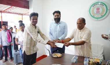 जरूरतमंदों के लिए संवेदनशील पहल: माटीकला बोर्ड अध्यक्ष  शंभूनाथ चक्रवर्ती ने रनपुर में वितरित किए सहायता राशि के चेक