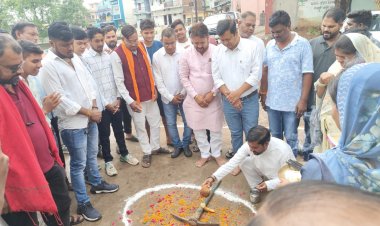 विधायक मोतीलाल साहू के निर्देश पर ग्रामीण विधायक प्रतिनिधि मैकमिलन साहू ने नगर निगम जोन 9 वार्ड 8 मे सतनामी समाज सामुदायिक भवन निर्माण शीघ्र