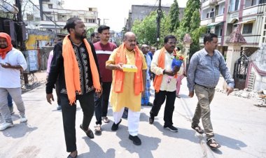 पंडरी के झंडा चौक एवं अरमान नाला क्षेत्र का ई-रिक्शा से निरीक्षण करने पहुँचे विधायक पुरंदर मिश्रा