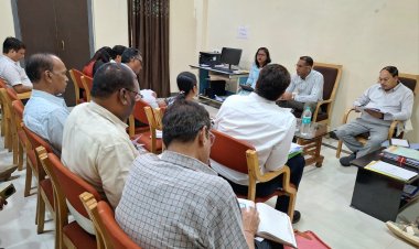 बस्तर में सड़कों और पुलों के काम में आएगी तेजी, लोक निर्माण विभाग के सचिव ने अधिकारियों व ठेकेदारों की ली बैठक