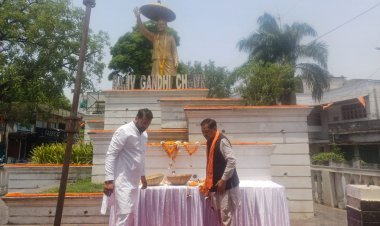 पूर्व प्रधानमंत्री राजीव गांधी का 35 वीं पुण्यतिथि पर निगम नेता प्रतिपक्ष आकाश तिवारी, निगम संस्कृति विभाग अध्यक्ष अमर गिदवानी ने किया सादर नमन 