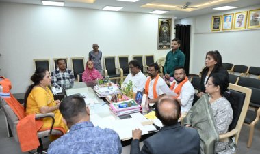 महापौर मीनल चौबे ने नगर निगम रायपुर में अपील समिति की बैठक ली, अपील समिति ने 11 प्रकरणों में उभय पक्षो की सुनवाई की, 4 प्रकरणों को निराकृत करने आदेश दिया