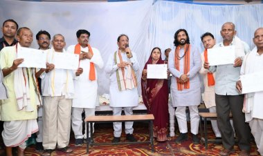 स्वामित्व योजना के पट्टे वितरित कर ग्रामीणों को दिया वैधानिक अधिकार, बिहान समूह की महिलाओं से आजीविका गतिविधियों की ली जानकारी