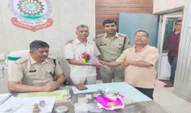 CG – पत्रकार को सड़क पर मिला लाखों का खजाना : ईमानदारी की मिसाल पेश कर पुलिस को लौटाया, सोना-चांदी और कैश देख पुलिस भी रह गई दंग