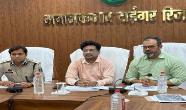 प्रमुख सचिव बोरा अचानकमार क्षेत्र का किया दौरा, शिक्षा, स्वास्थ्य और आधारभूत सुविधाओं के विस्तार को लेकर दिए निर्देश