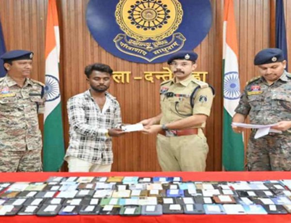 दंतेवाड़ा पुलिस ने गुम हुए 141 मोबाइल उनके असली मालिकों को सौंपे