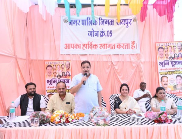 दक्षिण विधायक सुनील सोनी ने महापौर मीनल चौबे, सभापति सूर्यकांत राठौड़ सहित निगम प्रोन 5 के वार्ड 68 में लगभग 43 लाख से अधिक के नये विकास कार्य शीघ्र करवाने भूमिपूजन कर दी शानदार सौगात