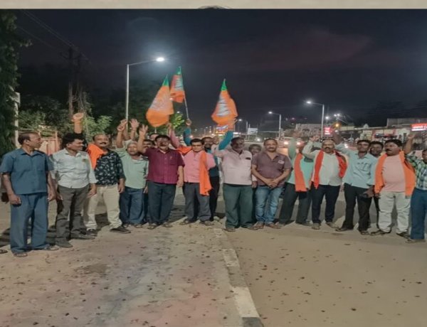 तीन राज्यों में BJP की जीत पर कोपरा में जश्न, आतिशबाज़ी और ‘झालमुड़ी पार्टी’ से गूंजा शहर