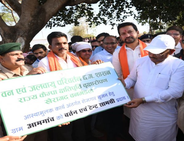 सुशासन तिहार : मुख्यमंत्री साय ने समाज प्रमुख को सौंपा टेंट एवं बर्तन सामग्री, ग्राम आमगांव में बढ़ेगा रोजगार