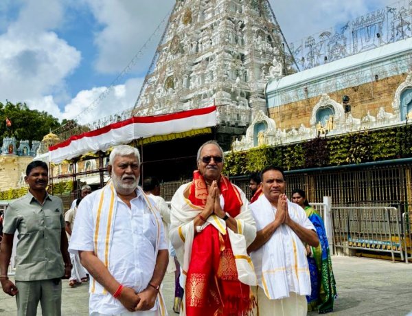 सांसद बृजमोहन अग्रवाल ने तिरुमला तिरुपति स्थित वेंकटेश्वर मंदिर में भगवान श्री वेंकटेश्वर स्वामी बालाजी के दर्शन-पूजन कर देश एवं प्रदेश की सुख-समृद्धि और खुशहाली की कामना की।