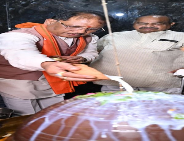 मुख्यमंत्री ने हाटकेश्वर महादेव मंदिर में पूजा-अर्चना कर प्रदेशवासियों के सुख समृद्धि की कामना की