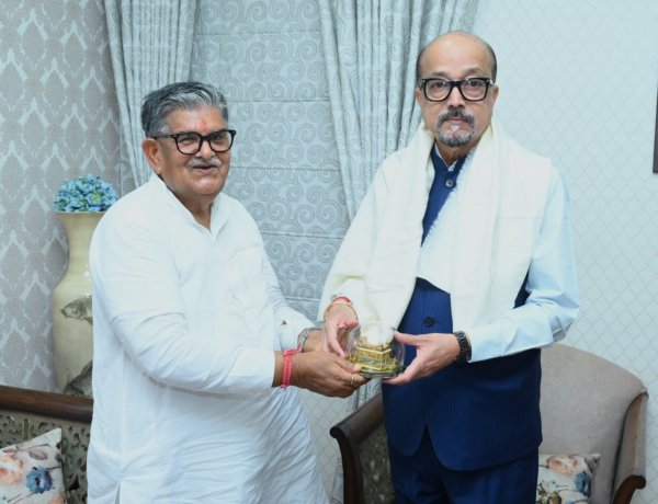 राज्यपाल श्री डेका से पंजाब के राज्यपाल श्री कटारिया ने की सौजन्य भेंट