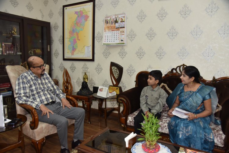 राज्यपाल रमेन डेका से आज लोक भवन में जिला दुर्ग के 6 वर्षीय 'गूगल बॉय ' रुद्र शर्मा ने अपने पालकों के साथ मुलाकात की।