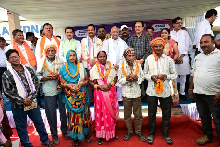 श्रमिक दिवस पर सुशासन तिहार में श्रमिक परिवारों को मिली आर्थिक सहायता