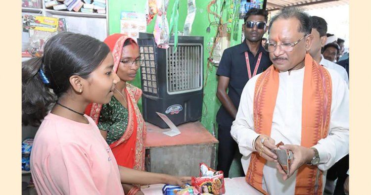 सीएम साय ने ‘लखपति दीदी’ सुमिला की दुकान में की खरीदारी