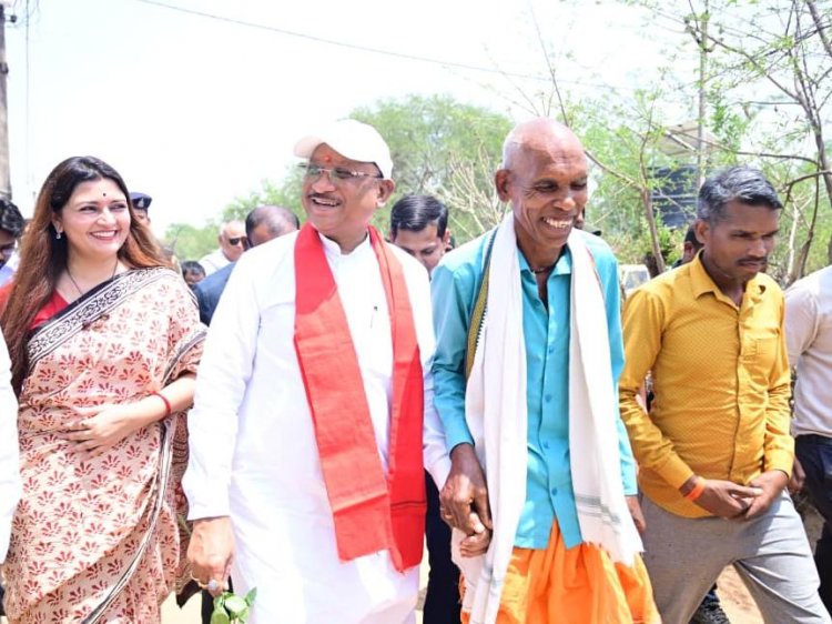 एक ग्रामीण का न्योता, मुख्यमंत्री का अपनापन - प्रधानमंत्री आवास से साकार हुआ सपना, मुख्यमंत्री ने कराया गृह प्रवेश