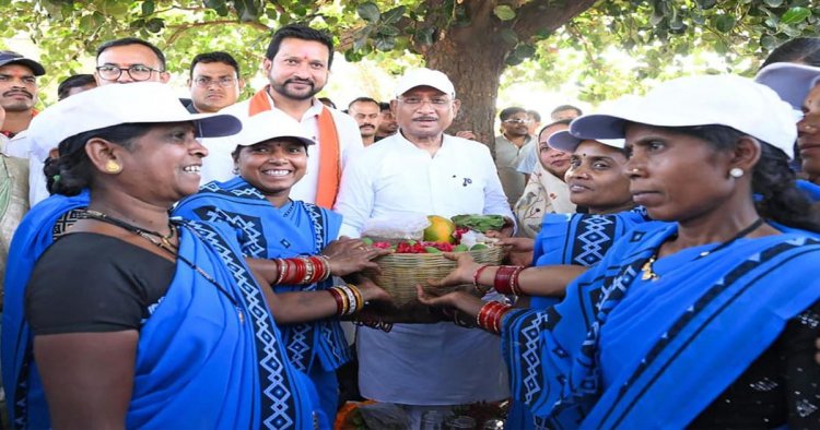सरोधी में महिला स्व सहायता समूह ने मुख्यमंत्री को भेंट की स्थानीय उत्पादों की टोकरी