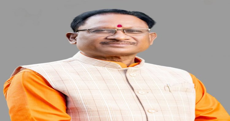 निर्माण स्थल पर मुख्यमंत्री का श्रमदान : श्रमिक बहनों के साथ की ईंट जोड़ाई