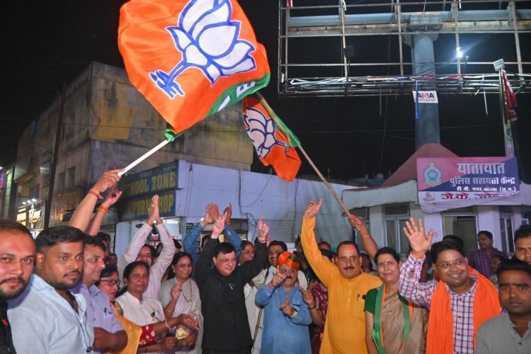 भाजपा के ऐतिहासिक जीत पर कोरबा में हर्ष , उद्योग मंत्री   देवांगन के साथ वरिष्ठ पदाधिकारियों एवं कार्यकर्ताओ ने झालमुड़ी और मिठाई बांटकर मनाया जीत का जश्न 