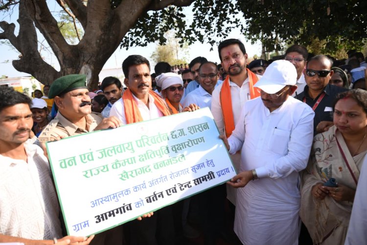 मुख्यमंत्री  विष्णु देव साय ने समाज प्रमुख को सौंपा टेंट एवं बर्तन सामग्री, ग्राम आमगांव में बढ़ेगा रोजगार