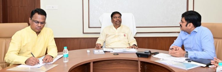 मंत्री श्री कश्यप ने बीज निगम को समितियों में जल्द से जल्द शेष आपूर्ति सुनिश्चित करने के निर्देश दिए।
