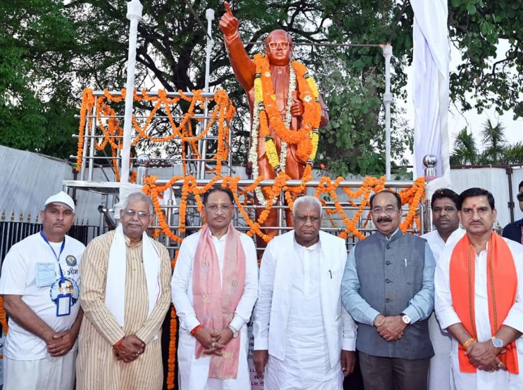 मुख्यमंत्री  विष्णु देव साय ने किया मुंगेली नगर के चौक-चौराहों में स्थापित प्रतिमाओं का अनावरण