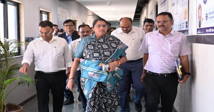 नगरीय प्रशासन विभाग की नई सचिव शंगीता आर. पहुंची इंद्रावती भवन, अधिकारियों से वन-टू-वन चर्चा कर योजनाओं की ली जानकारी