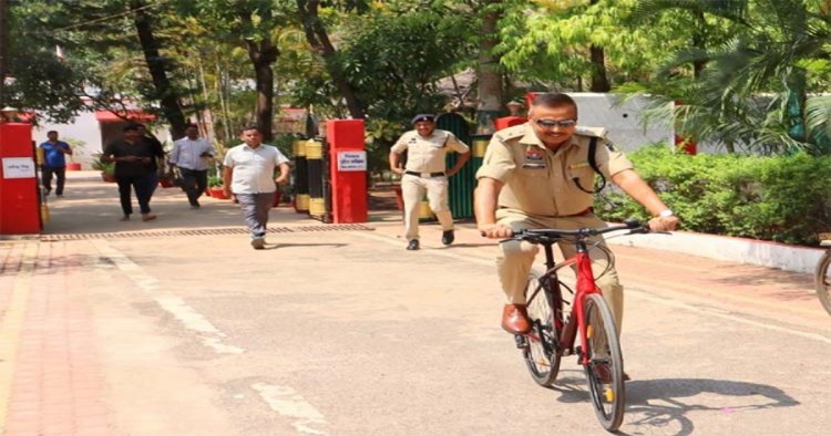 ऊर्जा बचत और पर्यावरण संरक्षण संदेश के साथ एसपी साइकिल से पहुंचे कार्यालय