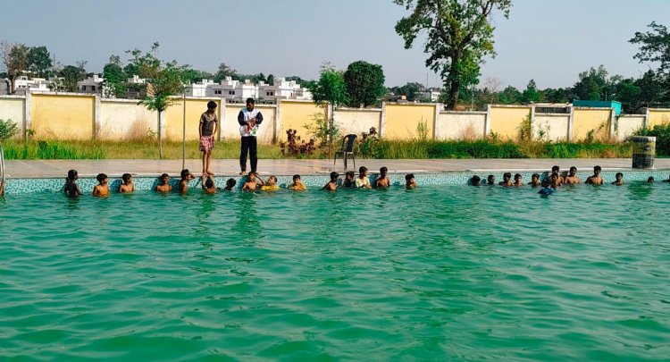 स्विमिंग प्रशिक्षण में खिलाड़ी ले रहे निःशुल्क प्रशिक्षण