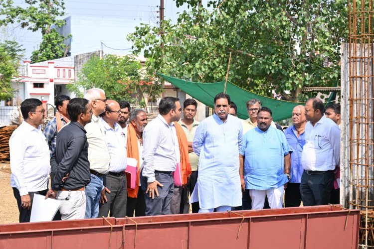 रायपुर पश्चिम विधायक ने विकास कार्यों की कमान संभाली: ठक्कर बाबा वार्ड में निर्माणाधीन पानी टंकी और महतारी सदन का 'ऑन-साइट' निरीक्षण