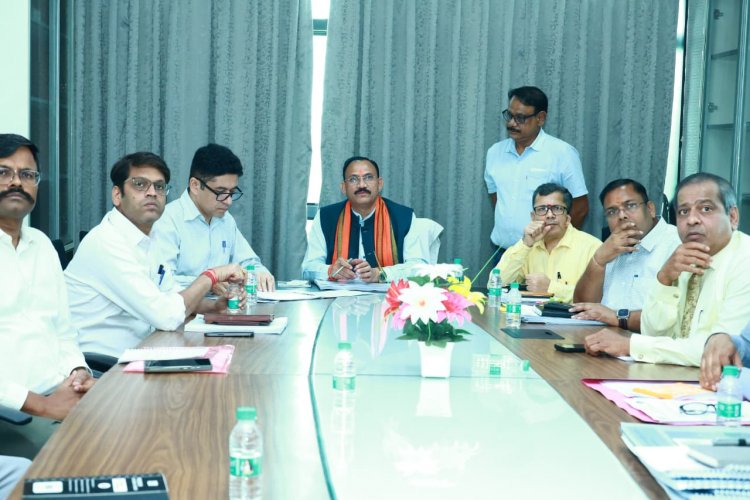 स्वास्थ्य मंत्री श्याम बिहारी जायसवाल ने मंत्रालय में स्वास्थ्य सेवाओं को लेकर ली उच्चस्तरीय समीक्षा बैठक