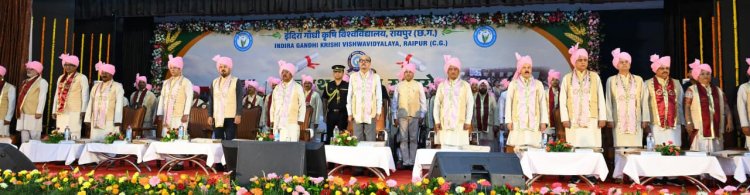 ’इंदिरा गांधी कृषि विश्वविद्यालय के 11 वें दीक्षांत समारोह मे शामिल हुए राज्यपाल और मुख्यमंत्री’